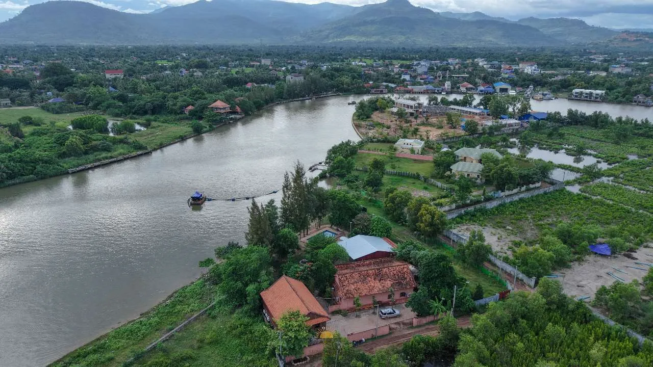 SUN & ROOTS LODGE KAMPOT