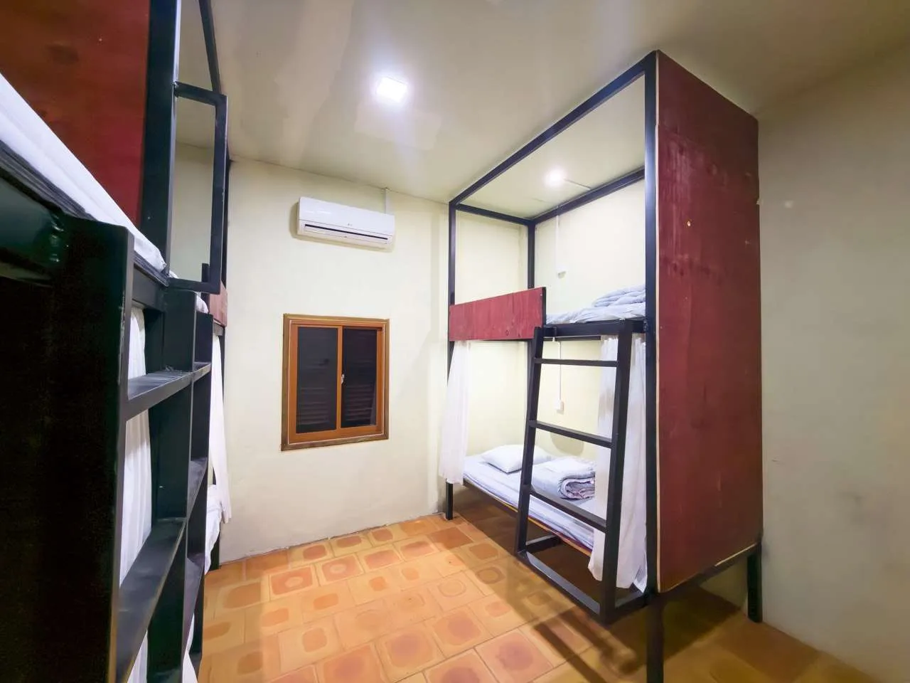 Mixed 6 Dormitory share bathroom with AC 1